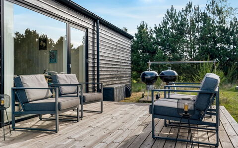 Jale - 900M from the Sea: Möbel, Interior Design, Flooring, Fussboden, Decke, Zimmer, Stuhl, Tabelle, Wohnung, Küche & Esszimmer Tisch