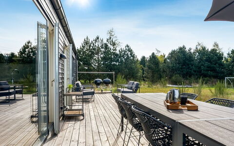 Jale - 900M from the Sea: Möbel, Interior Design, Flooring, Fussboden, Decke, Zimmer, Stuhl, Tabelle, Wohnung, Küche & Esszimmer Tisch