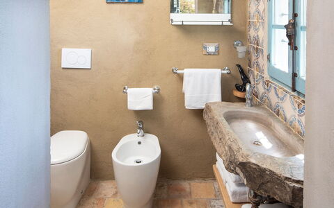 La Casa Sul Forte: Spiegel, Armatur, Zapfhahn, Sinken, Bad Sink, Badezimmer, Lila, Interior Design, Fussboden, Wand