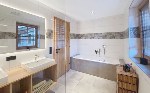 Langkampfen 200: Flooring, Interior Design, Fussboden, Armatur, Badezimmer, Decke, Zapfhahn, Badewanne, Fliese, Installation