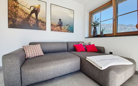 Langkampfen 200: Flooring, Zuhause, Couch, Wohnzimmer, Wohnung, Holzboden, Hartholz, Holzbeize, Armlehne