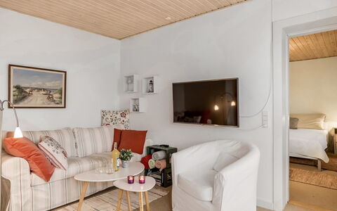 Maelle - 150M from the Sea: Möbel, Interior Design, Couch, Flooring, Wand, Fussboden, Zimmer, Holz, Decke, Wohnzimmer
