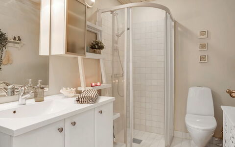 Maelle - 150M from the Sea: Badezimmer, Interior Design, Armatur, Wand, Bad Sink, Flooring, Badezimmerschrank, Fussboden, Sinken, Spiegel