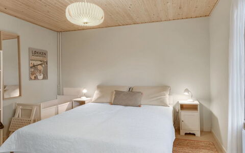 Maelle - 150M from the Sea: Möbel, Interior Design, Bett, Schlafzimmer, Flooring, Fussboden, Wand, Holz, Decke, Bettdecke