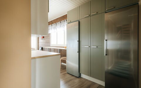 Maalaistalo Sipilä: Flooring, Interior Design, Cabinetry, Fussboden, Küche, Holz, Countertop, Küchengerät, Decke, Holzboden