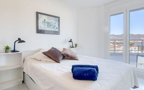 Empuriabrava 124: Bett, Möbel, Schlafzimmer, Interior Design, Bettdecke, Bedding, Zimmer, Fussboden, Linens, Flooring