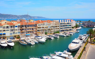 Empuriabrava 124: Wasser, Himmel, Boot, Watercraft, Daytime, Eigentum, Gebäude, Blau, Azurblau
