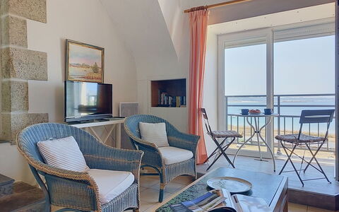 Kerlouan 637: Möbel, Stuhl, Meer, Tabelle, Ozean, Balkon, Küche & Esszimmer Tisch, Schatten, Kaffetisch, Armlehne