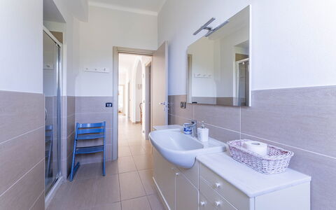 Breath-taking Portofino Promontory Seaview: Flooring, Fussboden, Interior Design, Armatur, Decke, Zapfhahn, Sinken, Zimmer, Badezimmer, Installation