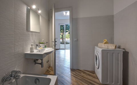 Clementine Country House: Spiegel, Zapfhahn, Eigentum, Sinken, Armatur, Gebäude, Cabinetry, Badezimmerschrank, Holz, Badezimmer