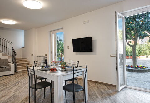 Clementine Country House: Tabelle, Möbel, Eigentum, Stuhl, Holz, Interior Design, Pflanze, Flooring, Fussboden