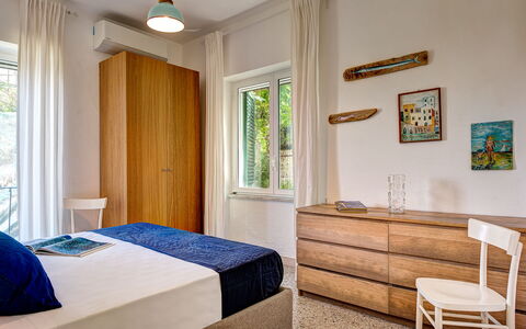 Apt Blu Mare Sorrento Coast: Möbel, Eigentum, Fenster, Bilderrahmen, Grün, Holz, Gebäude, Beleuchtung, Interior Design, Komfort