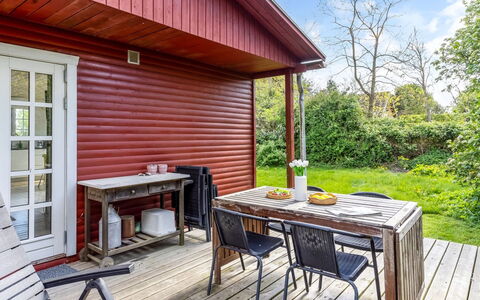 Aleta - 300M from the Sea: Holz, Veranda, Hütte, Tür, Hartholz, Deck, Gartenbauten, Abstellgleis, Holzbeize, Schuppen