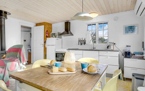 Aleta - 300M from the Sea: Möbel, Interior Design, Flooring, Küche, Holz, Decke, Fussboden, Stuhl, Countertop, Küche & Esszimmer Tisch