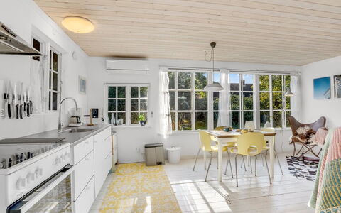 Aleta - 300M from the Sea: Flooring, Interior Design, Möbel, Fussboden, Holz, Küche, Decke, Holzboden, Countertop, Zuhause