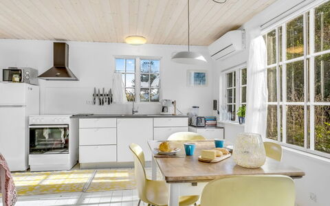 Aleta - 300M from the Sea: Küche, Möbel, Interior Design, Flooring, Küchengerät, Countertop, Fussboden, Decke, Holz, Major Appliance