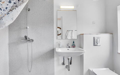 Aleta - 300M from the Sea: Armatur, Badezimmer, Interior Design, Wand, Flooring, Fussboden, Sinken, Bad Sink, Decke, Zapfhahn