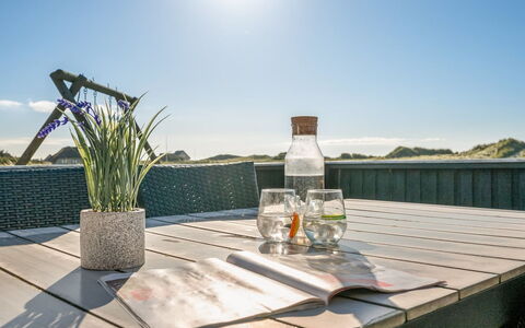 Jaana - 10M from the Sea: Holz, Zuhause, Veranda, Deck, Hartholz, Dach, Holzbeize, Holzboden, Eco Hotel
