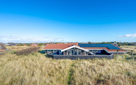 Jaana - 10M from the Sea: Holz, Zuhause, Veranda, Deck, Hartholz, Dach, Holzbeize, Holzboden, Eco Hotel