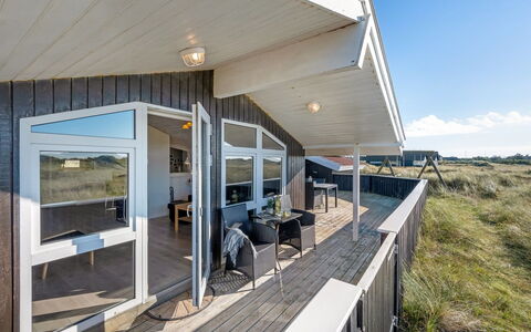 Jaana - 10M from the Sea: Holz, Zuhause, Veranda, Deck, Hartholz, Dach, Holzbeize, Holzboden, Eco Hotel