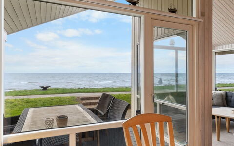Aswith - 5M from the Sea: Holz, Zuhause, Veranda, Deck, Hartholz, Dach, Holzbeize, Holzboden, Eco Hotel