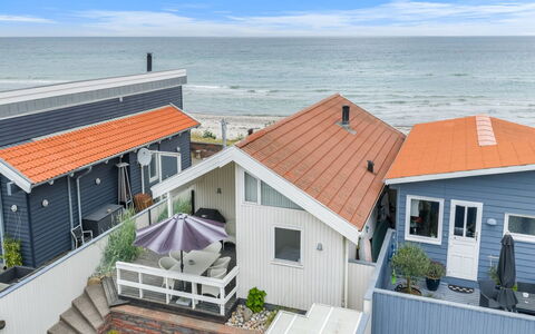 Aswith - 5M from the Sea: Holz, Zuhause, Veranda, Deck, Hartholz, Dach, Holzbeize, Holzboden, Eco Hotel