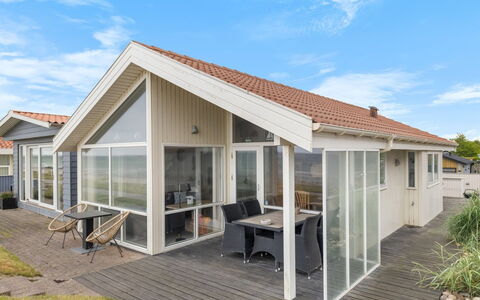 Aswith - 5M from the Sea: Holz, Zuhause, Veranda, Deck, Hartholz, Dach, Holzbeize, Holzboden, Eco Hotel