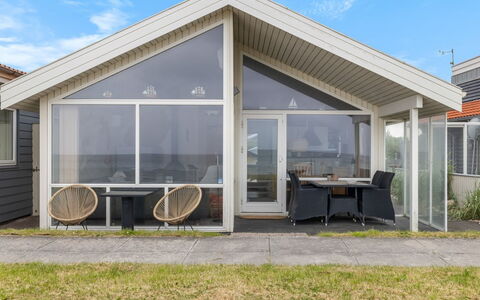 Aswith - 5M from the Sea: Holz, Zuhause, Veranda, Deck, Hartholz, Dach, Holzbeize, Holzboden, Eco Hotel