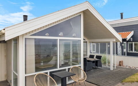 Aswith - 5M from the Sea: Holz, Zuhause, Veranda, Deck, Hartholz, Dach, Holzbeize, Holzboden, Eco Hotel