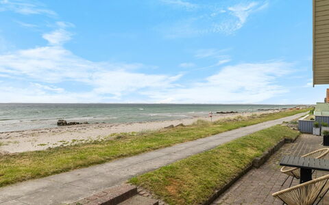 Aswith - 5M from the Sea: Holz, Zuhause, Veranda, Deck, Hartholz, Dach, Holzbeize, Holzboden, Eco Hotel