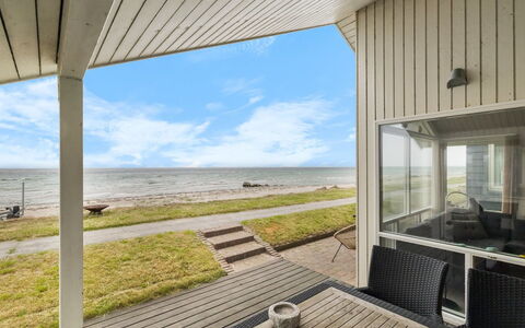 Aswith - 5M from the Sea: Holz, Zuhause, Veranda, Deck, Hartholz, Dach, Holzbeize, Holzboden, Eco Hotel
