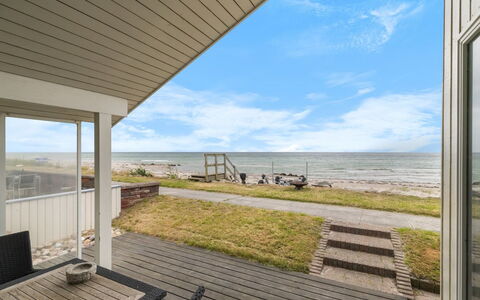 Aswith - 5M from the Sea: Holz, Zuhause, Veranda, Deck, Hartholz, Dach, Holzbeize, Holzboden, Eco Hotel