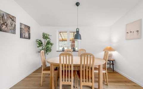 Agla - 2.5Km from the Sea: Möbel, Flooring, Interior Design, Holz, Fussboden, Decke, Holzboden, Stuhl, Tabelle, Esszimmer