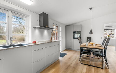 Agla - 2.5Km from the Sea: Flooring, Holz, Fussboden, Küche, Countertop, Interior Design, Cabinetry, Holzboden, Decke, Zuhause