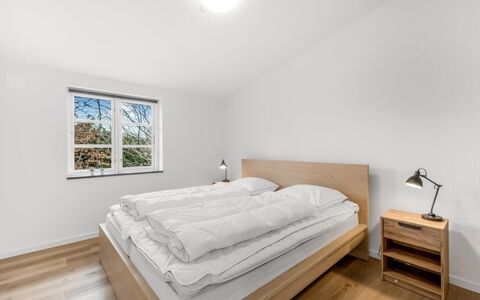 Agla - 2.5Km from the Sea: Holz, Schlafzimmer, Interior Design, Bett, Bettrahmen, Decke, Zimmer, Bedding, Hartholz, Holzboden