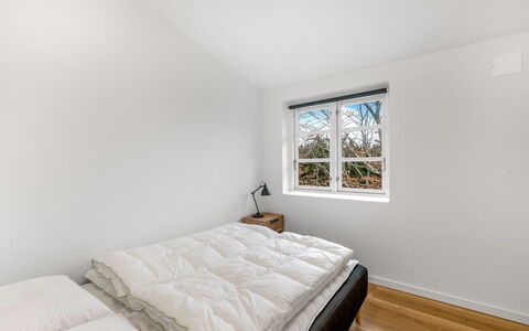 Agla - 2.5Km from the Sea: Schlafzimmer, Holz, Bett, Bedding, Bettdecke, Decke, Flooring, Interior Design, Fussboden, Linens