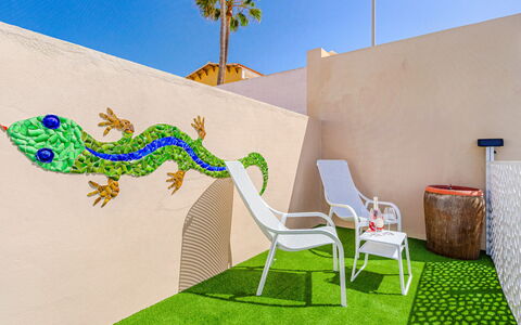 Mila Moon: Himmel, Azurblau, Interior Design, Die Architektur, Urban Design, Gartenmöbel, Flooring, Kunst, Grundeigentum, Armlehne