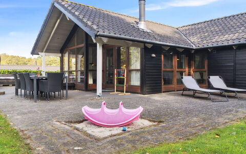 Kaarina - 250M from the Sea: Möbel, Interior Design, Flooring, Fussboden, Decke, Zimmer, Stuhl, Tabelle, Wohnung, Küche & Esszimmer Tisch