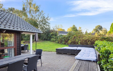Kaarina - 250M from the Sea: Möbel, Interior Design, Flooring, Fussboden, Decke, Zimmer, Stuhl, Tabelle, Wohnung, Küche & Esszimmer Tisch