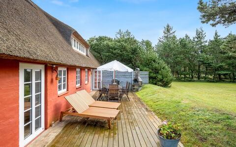 Krischan - 1.6Km from the Sea: Flooring, Wand, Fussboden, Interior Design, Holz, Decke, Holzboden, Beleuchtung, Möbel, Laminatboden