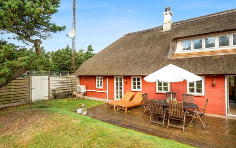 Krischan - 1.6Km from the Sea: Flooring, Wand, Fussboden, Interior Design, Holz, Decke, Holzboden, Beleuchtung, Möbel, Laminatboden