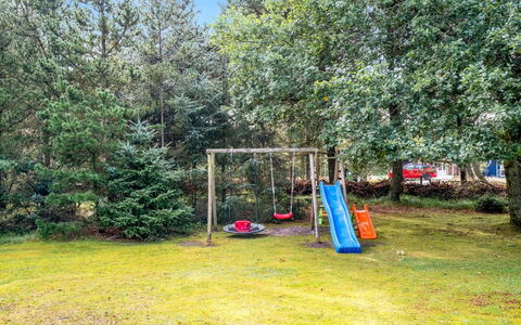 Krischan - 1.6Km from the Sea: Flooring, Wand, Fussboden, Interior Design, Holz, Decke, Holzboden, Beleuchtung, Möbel, Laminatboden