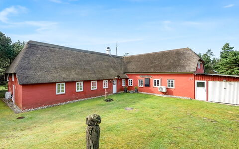 Krischan - 1.6Km from the Sea: Flooring, Wand, Fussboden, Interior Design, Holz, Decke, Holzboden, Beleuchtung, Möbel, Laminatboden