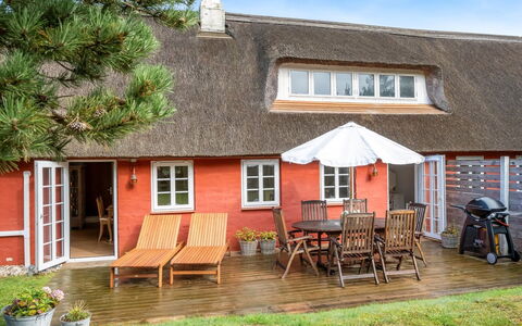 Krischan - 1.6Km from the Sea: Flooring, Wand, Fussboden, Interior Design, Holz, Decke, Holzboden, Beleuchtung, Möbel, Laminatboden