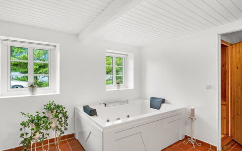 Krischan - 1.6Km from the Sea: Flooring, Wand, Fussboden, Interior Design, Holz, Decke, Holzboden, Beleuchtung, Möbel, Laminatboden