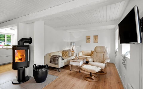 Krischan - 1.6Km from the Sea: Flooring, Wand, Fussboden, Interior Design, Holz, Decke, Holzboden, Beleuchtung, Möbel, Laminatboden