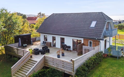 Elmeri - 200M from the Sea: Holz, Zuhause, Veranda, Deck, Hartholz, Dach, Holzbeize, Holzboden, Eco Hotel