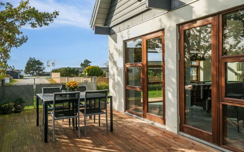 Elmeri - 200M from the Sea: Holz, Zuhause, Veranda, Deck, Hartholz, Dach, Holzbeize, Holzboden, Eco Hotel