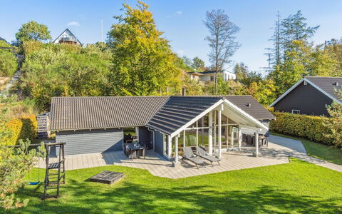 Solborg - 800M from the Sea: Haus, Zuhause, Tür, Dach, Hütte, Estate, Garten, Schatten, Abstellgleis, Garten