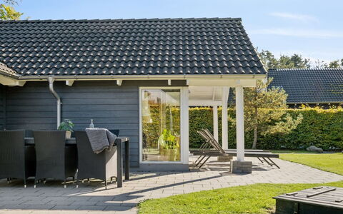 Solborg - 800M from the Sea: Haus, Zuhause, Tür, Dach, Hütte, Estate, Garten, Schatten, Abstellgleis, Garten